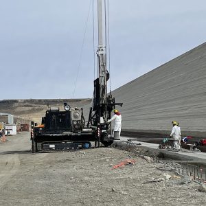 Inyecciones de Impermeabilización y tratamiento integral de Contacto bajo Muro Colado - Perforaciones e Inyecciones para cortina de impermeabilización - Inyecciones de Consolidación y Cortina de Drenaje bajo las estructuras de hormigón - Represa La Barrancosa - Aprovechamiento Hidroeléctrico del Río Santa Cruz